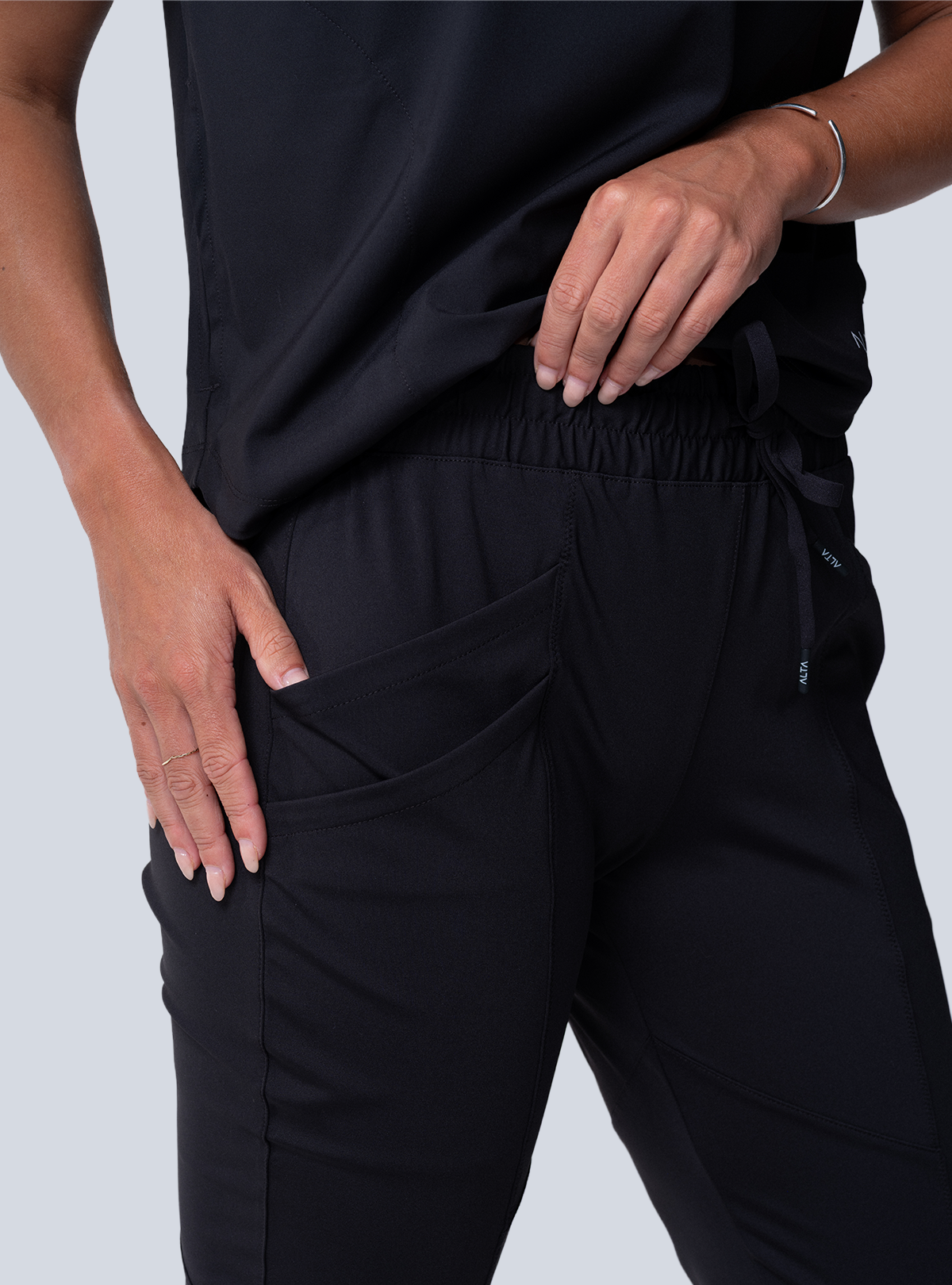 Maggie Tapered Crop Scrub Pant - Black - Detail 2